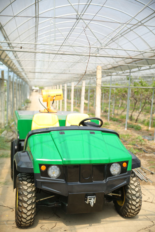 an electric farm utv，a fog cannon machine