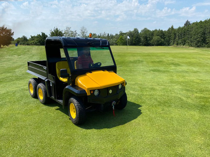 electric-utv-in-golf-course